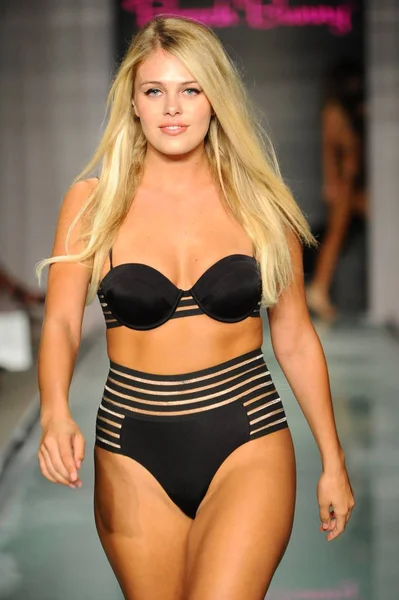 Plaj Tavşanı defile