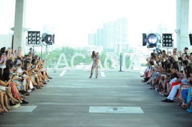 Funkshion yüzmek moda haftası