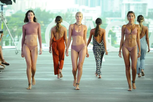 Desfile de moda de Acacia — Foto de Stock
