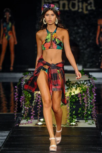 Agua Bendita defilesi