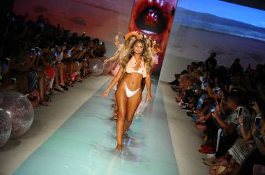 Lolli yüzmek defile