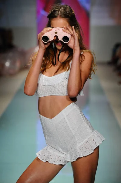 Lolli Swim desfile de moda — Fotografia de Stock