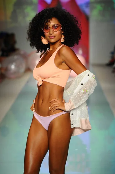 Lolli Swim desfile de moda — Foto de Stock