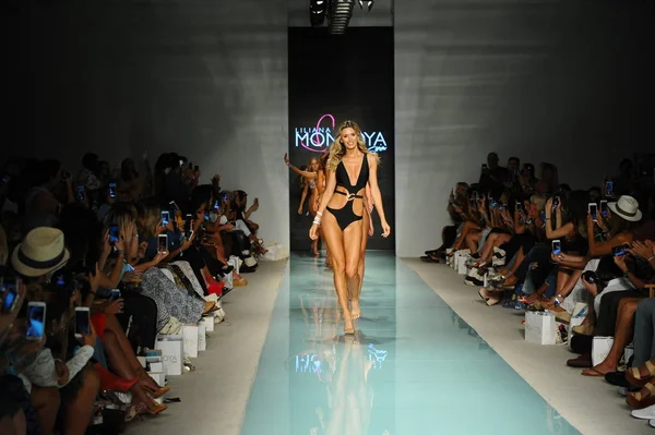 Liliana Montoya Runway at Fashion Week — Stock Photo, Image