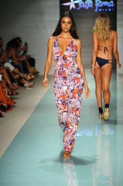  Luli Fama defilesi