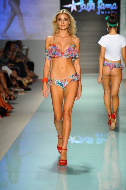  Luli Fama defilesi