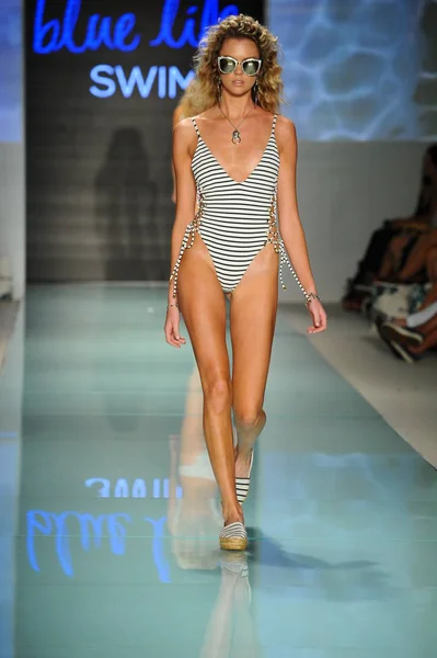 Blue Life Runway auf der Fashion Week — Stockfoto