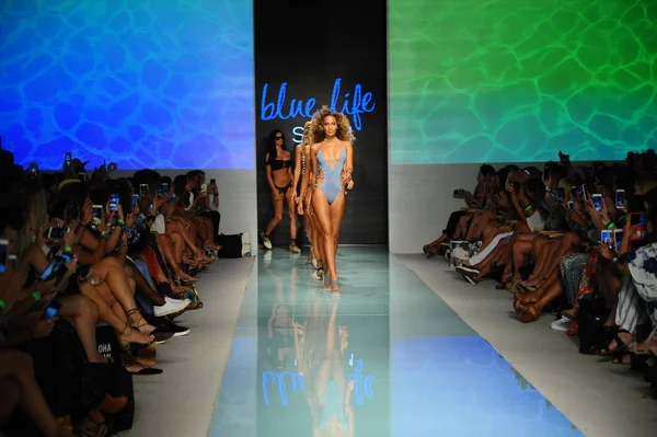 Blue Life Runway at Fashion Week — Stock Photo, Image