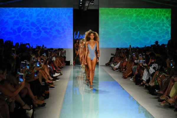 Mavi hayat pist moda haftası 