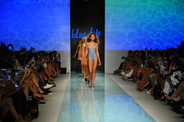 Blue Life Runway at Fashion Week — Stock Photo, Image