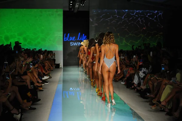 Blue Life Runway at Fashion Week — Stock Photo, Image