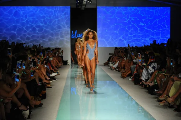 Blue Life Runway at Fashion Week — Stock Photo, Image