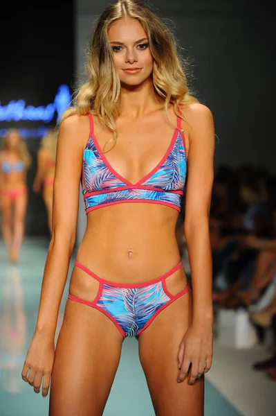  Lybethras pist moda haftası