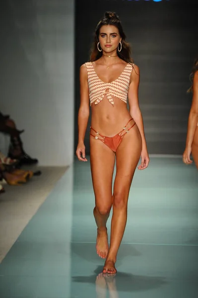 Model walking during Montce Runway — Stock Photo, Image