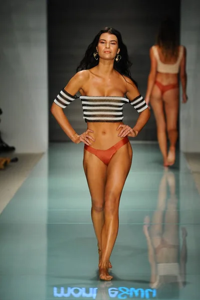 Modello a piedi durante Montce Runway — Foto Stock