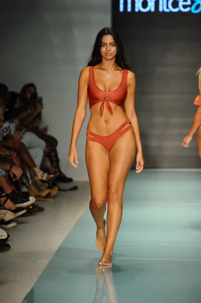 Model walking during Montce Runway — Stock Photo, Image