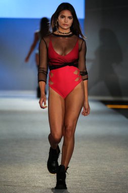 Swimmiami Kaohs koleksiyonu moda defilesi