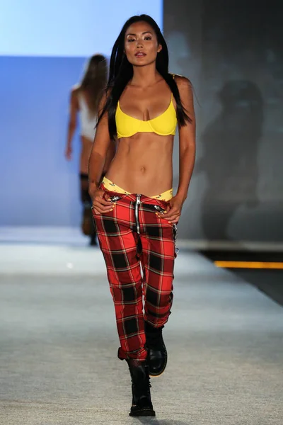 Swimmiami Kaohs collectie modeshow — Stockfoto