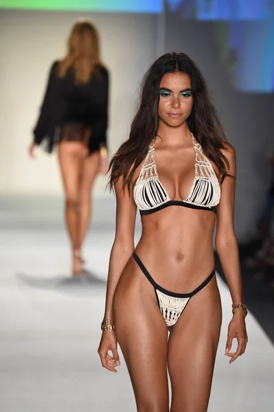 Colección SWIMMIAMI Indah 2018 —  Fotos de Stock