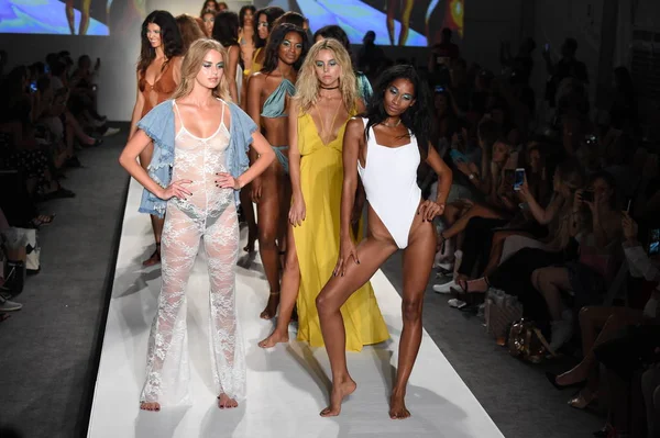 Finale at SWIMMIAMI Indah 2018 Collection — Stock Photo, Image