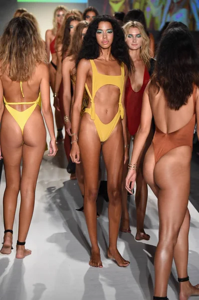 Finale à SWIMMIAMI Indah 2018 Collection — Photo