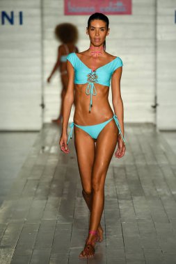 Model giyen Bianca Coletti