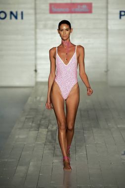 Model giyen Bianca Coletti