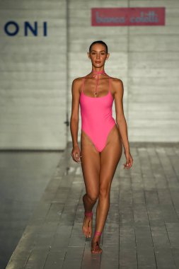 Model giyen Bianca Coletti