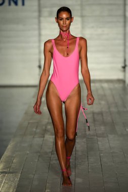 Model giyen Bianca Coletti