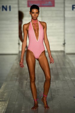 Model giyen Bianca Coletti