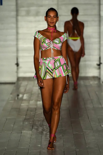 Model giyen Bianca Coletti