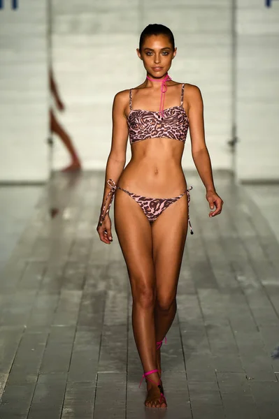 Model wearing Bianca Coletti — Stock Photo, Image