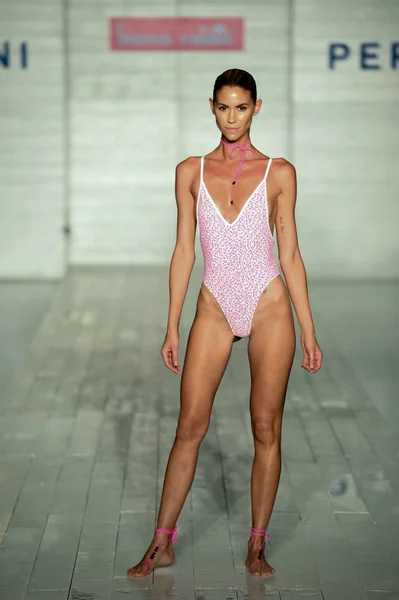 Model noszenia Bianca Coletti — Zdjęcie stockowe