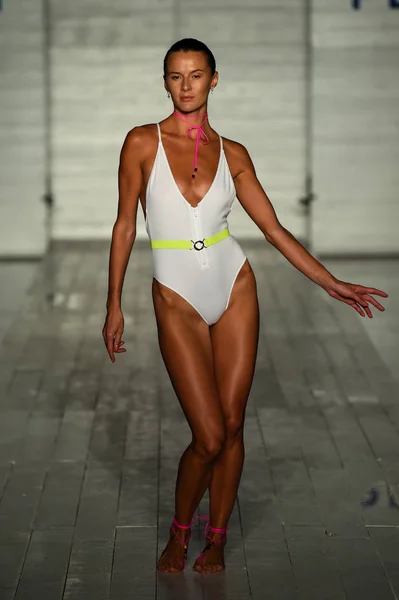 Modelo vestindo Bianca Coletti — Fotografia de Stock