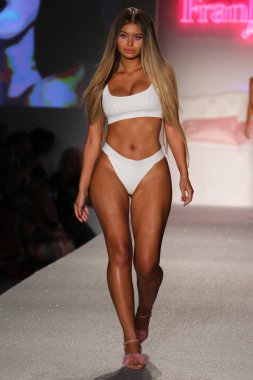 Frankies bikini koleksiyonu moda defilesi