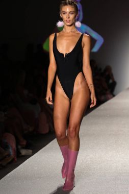 Frankies bikini koleksiyonu moda defilesi