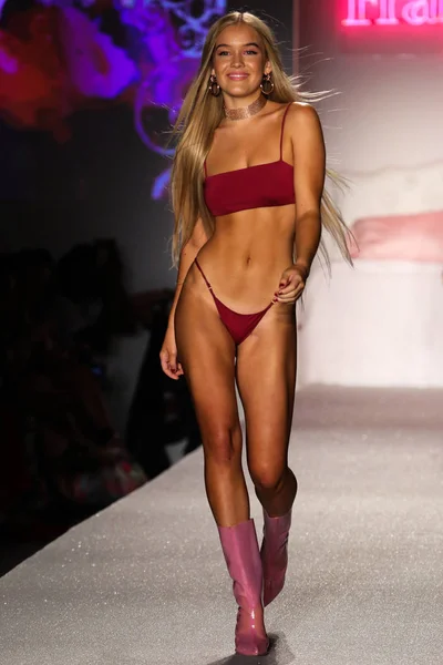 Frankies bikinik kollekció fashion show — Stock Fotó