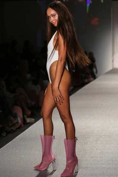 Frankies Bikinis Collection fashion show — Stock Photo, Image