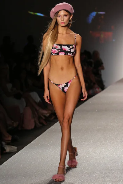 Frankies bikini collectie modeshow — Stockfoto