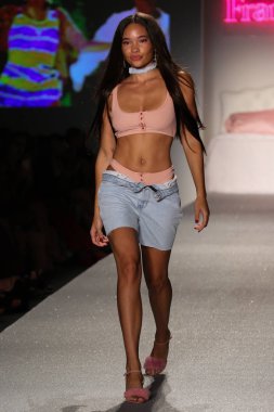 Frankies bikini koleksiyonu moda defilesi