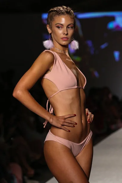 Frankies bikini koleksiyonu moda defilesi — Stok fotoğraf