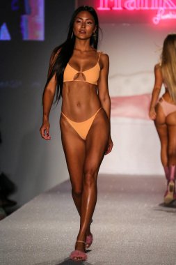 Frankies bikini koleksiyonu moda defilesi