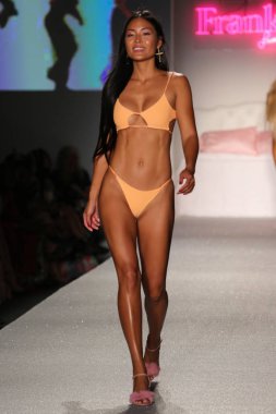 Frankies bikini koleksiyonu moda defilesi
