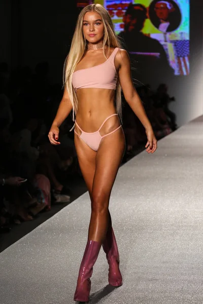 Frankies bikini koleksiyonu moda defilesi