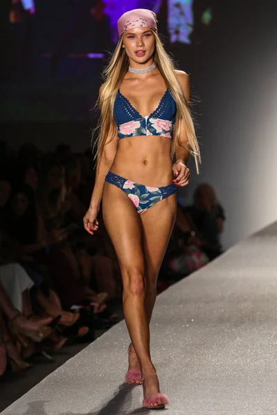 Frankies Bikinis Collection fashion show — Stock Photo, Image