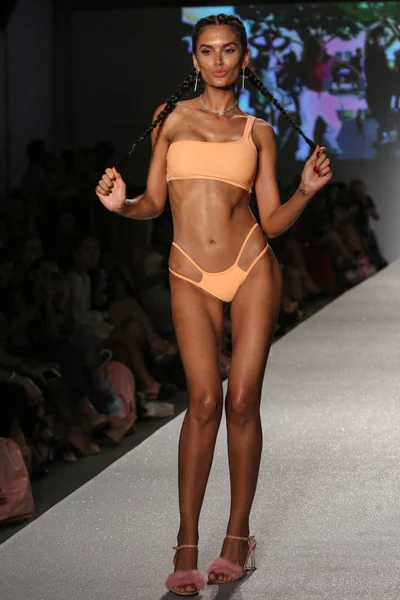 Frankies bikini koleksiyonu moda defilesi — Stok fotoğraf