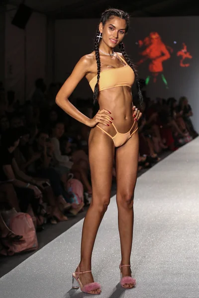 Frankies bikini collectie modeshow — Stockfoto