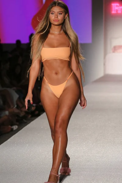Frankies bikinik kollekció fashion show — Stock Fotó