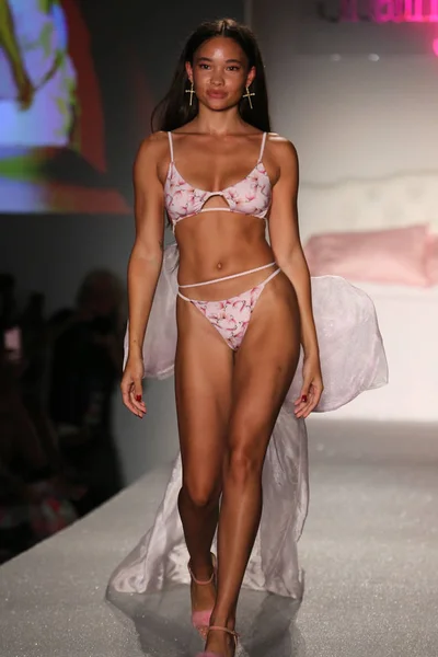 Frankies Bikinis Collection fashion show — Stock Photo, Image