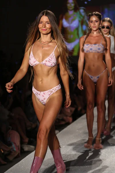 Bikini koleksiyonu moda defilesi